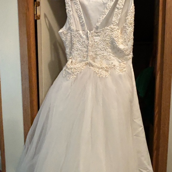 Elegant Satin White Lace Wedding Dress with an attachable train. size 8 - Picture 4 of 11